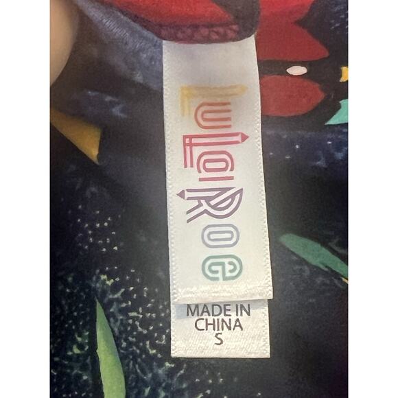 NWT LuLaRoe Classic T Shirt Size S – Holiday Cardinals & Lights Print Soft - Picture 3 of 8